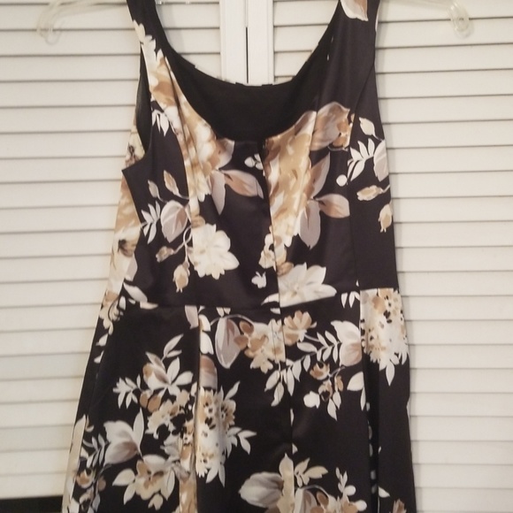 White House Black Market size 4 print dress - Picture 3 of 3